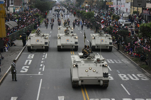 Desfile Militar la Avenida Brasil por 28 de Julio 2011