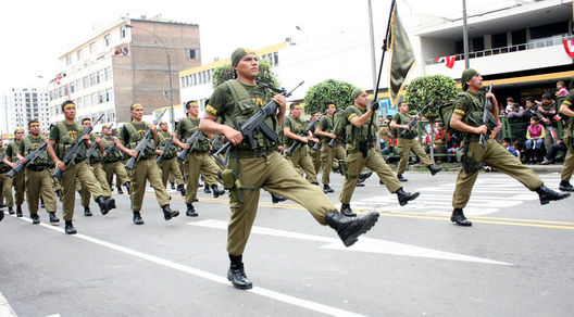 Desfile Militar la Avenida Brasil por 28 de Julio 2011