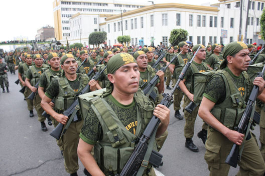 Desfile Militar la Avenida Brasil por 28 de Julio 2011