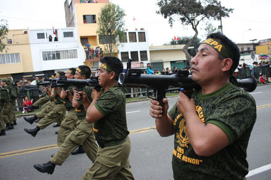 Desfile Militar la Avenida Brasil por 28 de Julio 2011