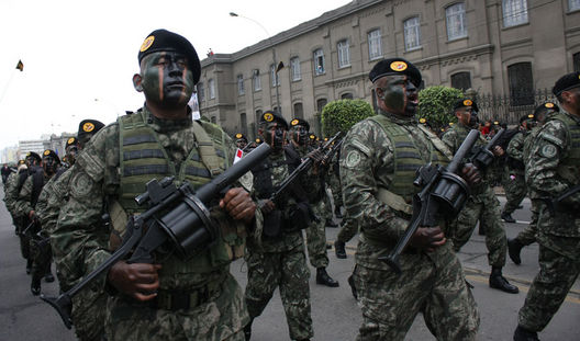 Desfile Militar la Avenida Brasil por 28 de Julio 2011