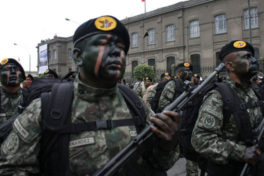 Desfile Militar la Avenida Brasil por 28 de Julio 2011