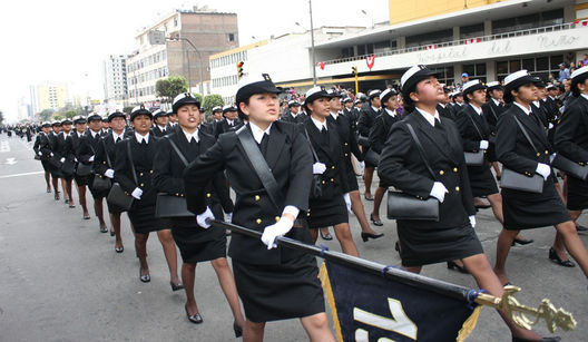 Desfile Militar la Avenida Brasil por 28 de Julio 2011