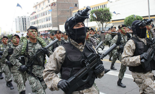 Desfile Militar la Avenida Brasil por 28 de Julio 2011