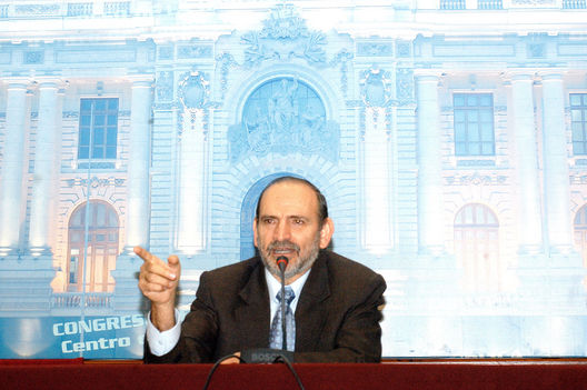 Yehude Simon Munaro en conferencia de prensa en el congreso