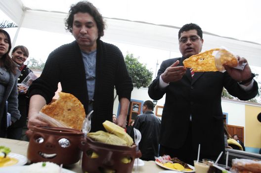 Gastón Acurio Degustando en feria gastronomica de lima