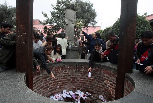 Fieles Concurren al convento de Santa Rosa de Lima