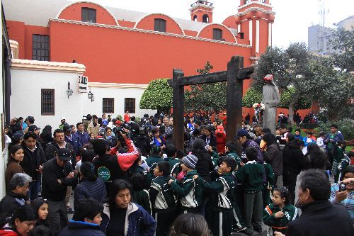 Fieles Concurren al convento de Santa Rosa de Lima