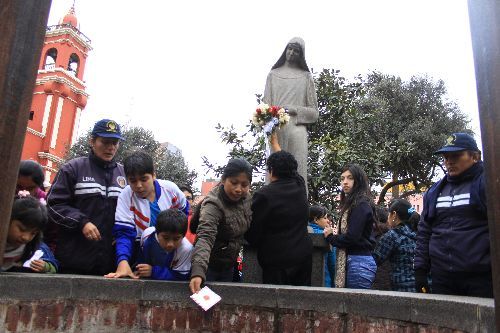 Fieles Concurren al convento de Santa Rosa de Lima