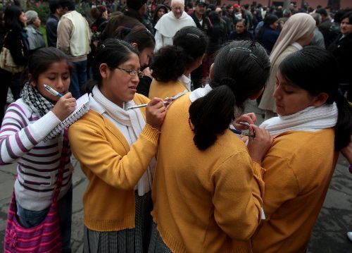 Fieles Concurren al convento de Santa Rosa de Lima