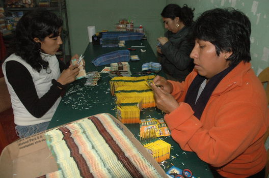 Jovenes trabajando