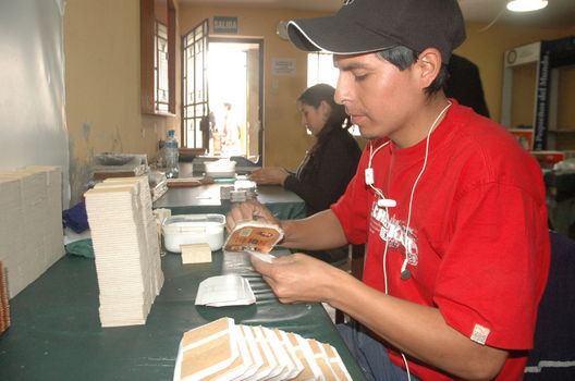 Jovenes trabajando