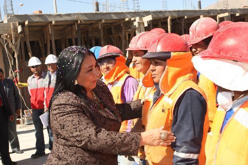 Ministra de la Mujer Aída García Naranjo con trabajadores de construcción civil