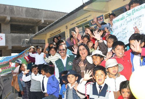 Ministra de la Mujer Aída García Naranjo con trabajadores de construcción civil