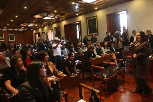 Ministra de la Mujer Aída García Naranjo con trabajadores de construcción civil