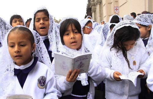 Señor de los Milagros de Nazarenas a cargo de la Hermandad Infantil