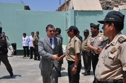 Ministro del Interior Oscar Valdes Visita Comiserias