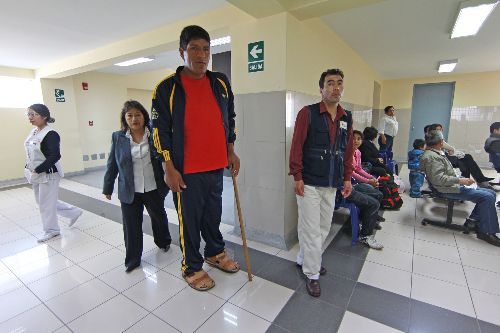 Joven huantino Eliseo Arrieta, afectado por gigantismo