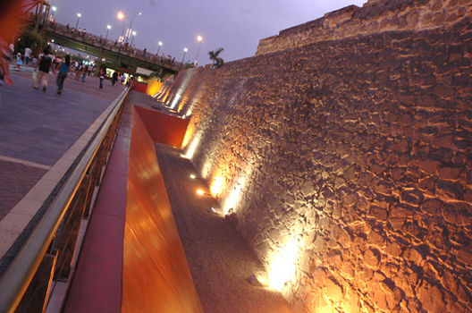 Parque la Muralla ubicado en la avenida abancay