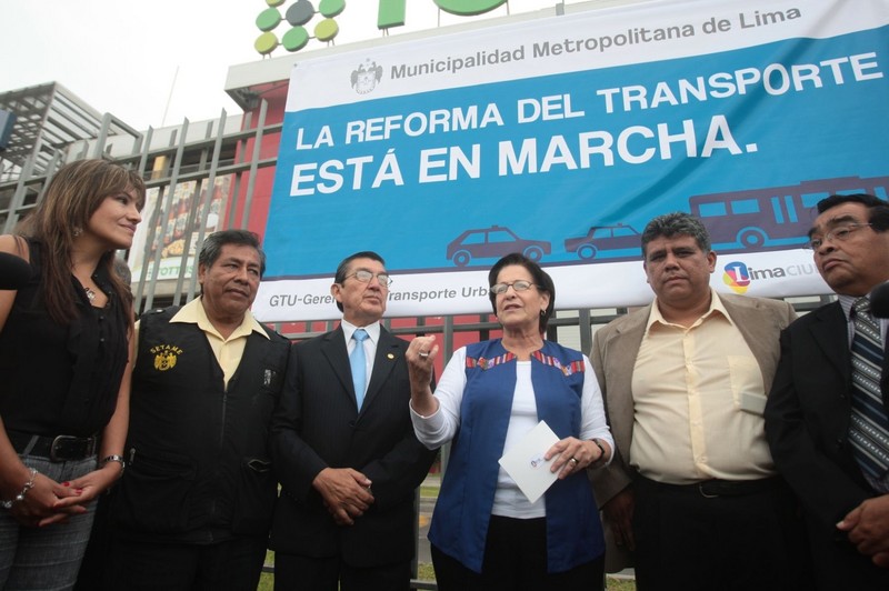 Susana Villarán anunció el ordenamiento y formalización del servicio de taxis en Lima