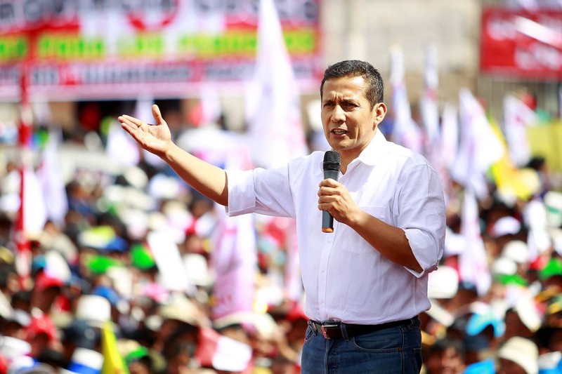 Ollanta Humala saluda a pobladores de San Sebastíán luego de anunciar que el gas del Lote 88 ha quedado liberado para el consumo interno