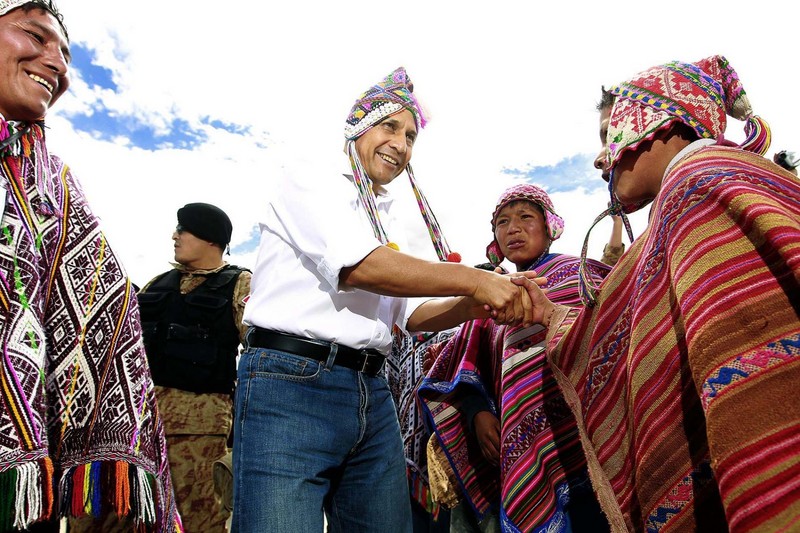 Ollanta Humala saluda a pobladores de San Sebastíán luego de anunciar que el gas del Lote 88 ha quedado liberado para el consumo interno