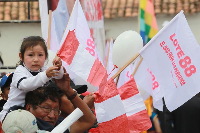 Ollanta Humala saluda a pobladores de San Sebastíán luego de anunciar que el gas del Lote 88 ha quedado liberado para el consumo interno