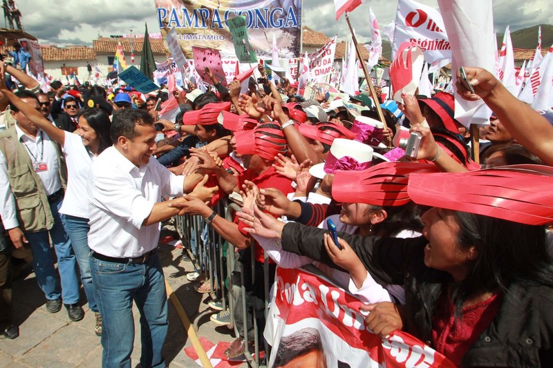 Ollanta Humala saluda a pobladores de San Sebastíán luego de anunciar que el gas del Lote 88 ha quedado liberado para el consumo interno