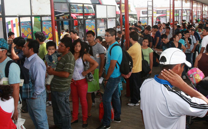 Terminales terrestres lucieron abarrotados por feriado largo de Semana Santa debido al desplazamiento masivo al interior del Perú
