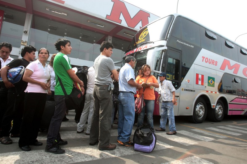 Terminales terrestres lucieron abarrotados por feriado largo de Semana Santa debido al desplazamiento masivo al interior del Perú