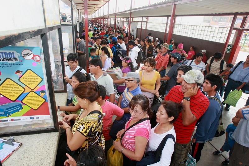 Terminales terrestres lucieron abarrotados por feriado largo de Semana Santa debido al desplazamiento masivo al interior del Perú