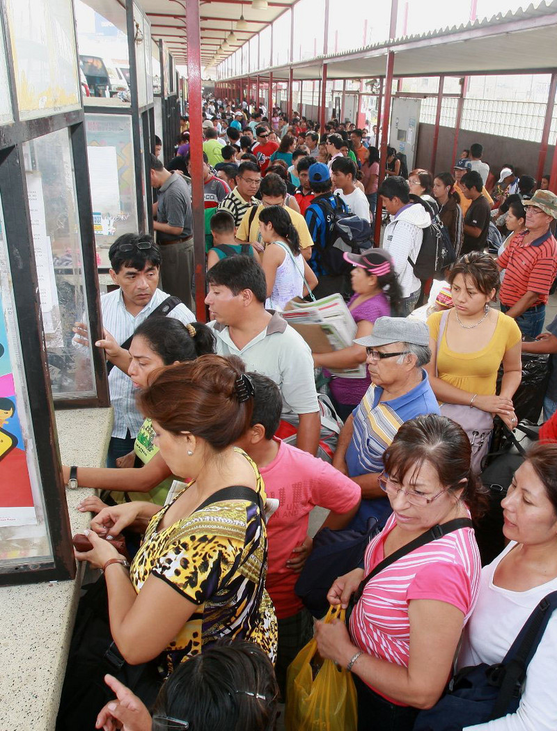 Terminales terrestres lucieron abarrotados por feriado largo de Semana Santa debido al desplazamiento masivo al interior del Perú