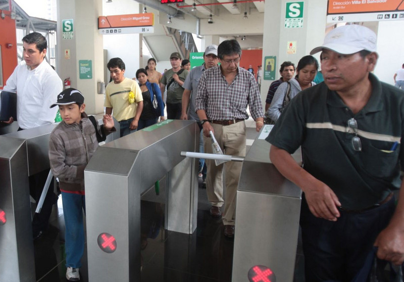Usuarios comenzaron hoy a pagar por el servicio del Tren Eléctrico