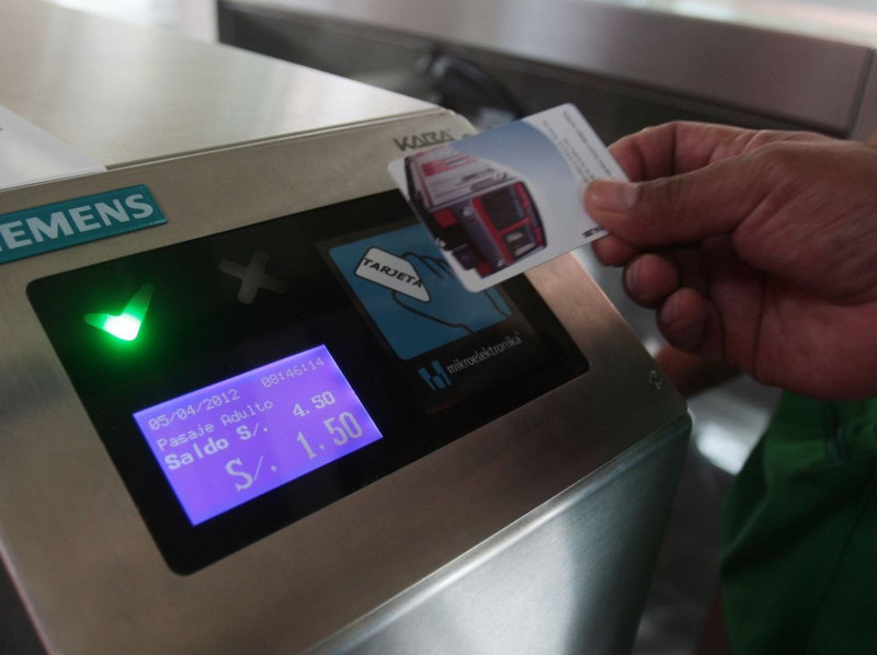 Usuarios comenzaron hoy a pagar por el servicio del Tren Eléctrico