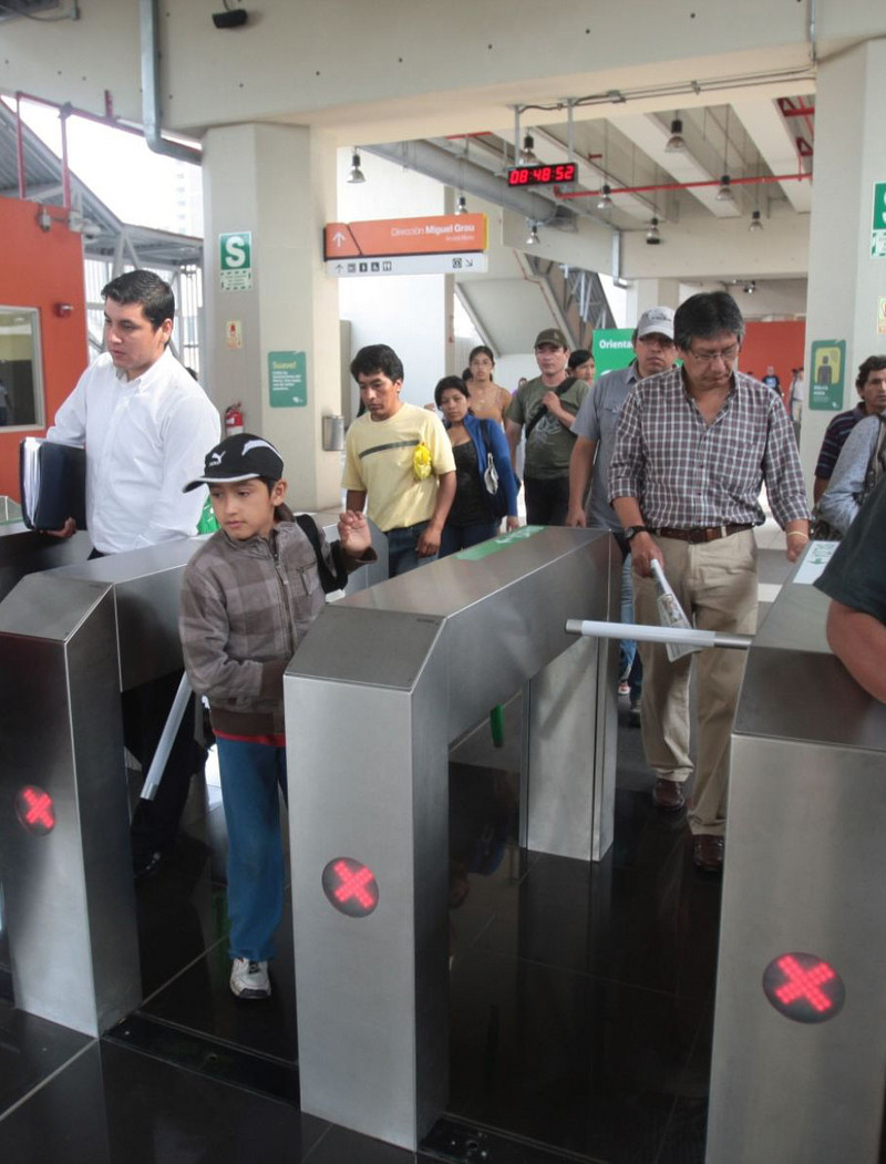 Usuarios comenzaron hoy a pagar por el servicio del Tren Eléctrico