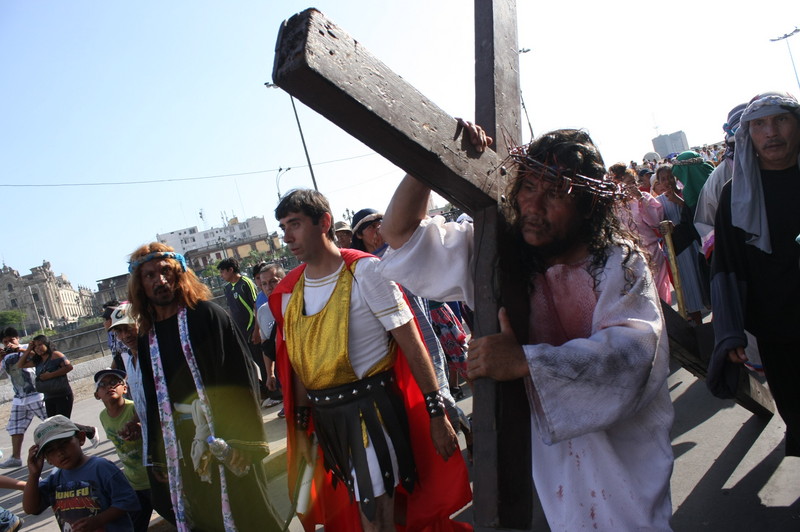 El actor Mario Valencia escenifica en el Viernes Santo la Vida, Pasión y Muerte de Jesucristo en el cerro San Cristobal (Lima, Perú)