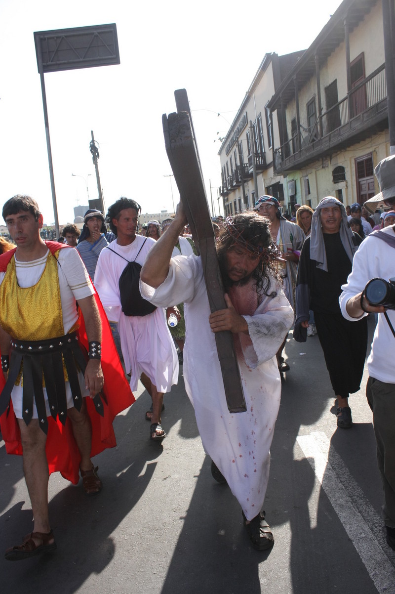 El actor Mario Valencia escenifica en el Viernes Santo la Vida, Pasión y Muerte de Jesucristo en el cerro San Cristobal (Lima, Perú)