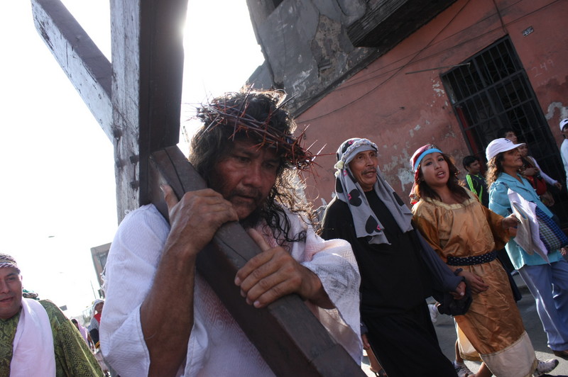 El actor Mario Valencia escenifica en el Viernes Santo la Vida, Pasión y Muerte de Jesucristo en el cerro San Cristobal (Lima, Perú)