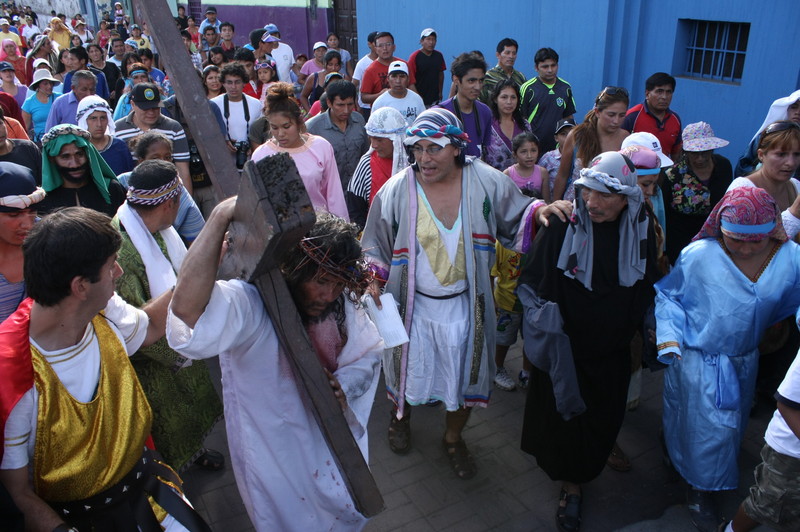El actor Mario Valencia escenifica en el Viernes Santo la Vida, Pasión y Muerte de Jesucristo en el cerro San Cristobal (Lima, Perú)