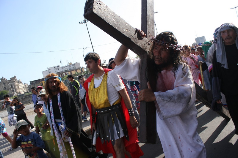 El actor Mario Valencia escenifica en el Viernes Santo la Vida, Pasión y Muerte de Jesucristo en el cerro San Cristobal (Lima, Perú)