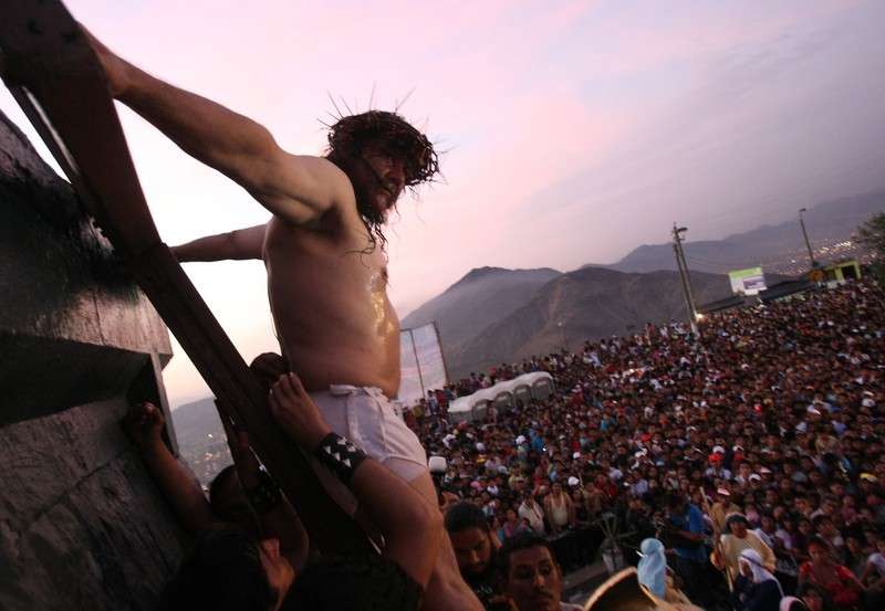El actor Mario Valencia escenifica en el Viernes Santo la Vida, Pasión y Muerte de Jesucristo en el cerro San Cristobal (Lima, Perú)