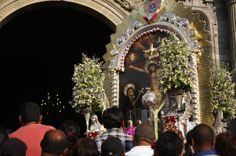 La imagen del Señor de los Milagros salió en procesión como parte de las actividades de la Semana Santa 2012