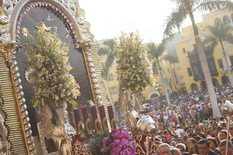 La imagen del Señor de los Milagros salió en procesión como parte de las actividades de la Semana Santa 2012