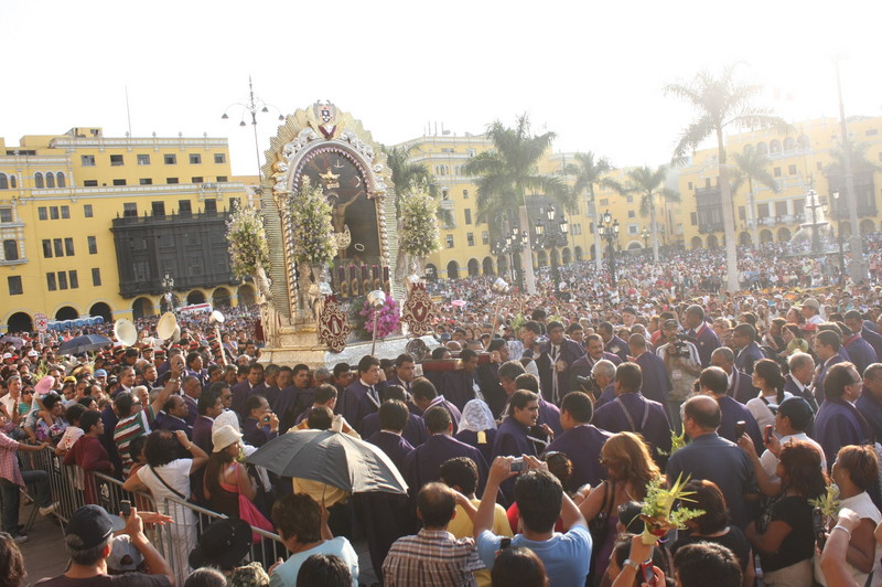 La imagen del Señor de los Milagros salió en procesión como parte de las actividades de la Semana Santa 2012