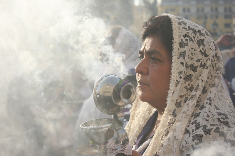 Las sahumadoras, mujeres que rinden culto a la imagen del Señor de los Milagros con mucha devoción