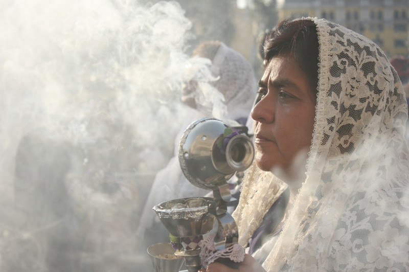 Las sahumadoras, mujeres que rinden culto a la imagen del Señor de los Milagros con mucha devoción