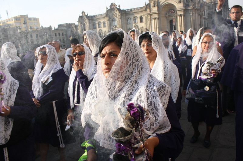Las sahumadoras, mujeres que rinden culto a la imagen del Señor de los Milagros con mucha devoción