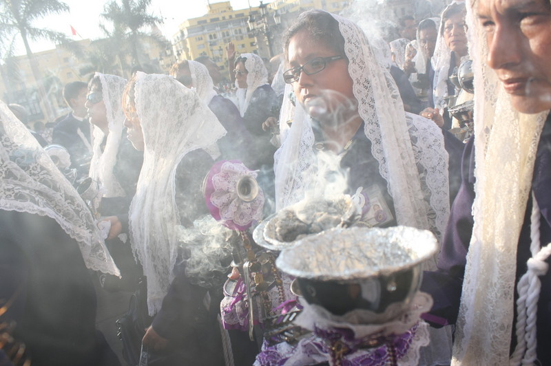 Las sahumadoras, mujeres que rinden culto a la imagen del Señor de los Milagros con mucha devoción