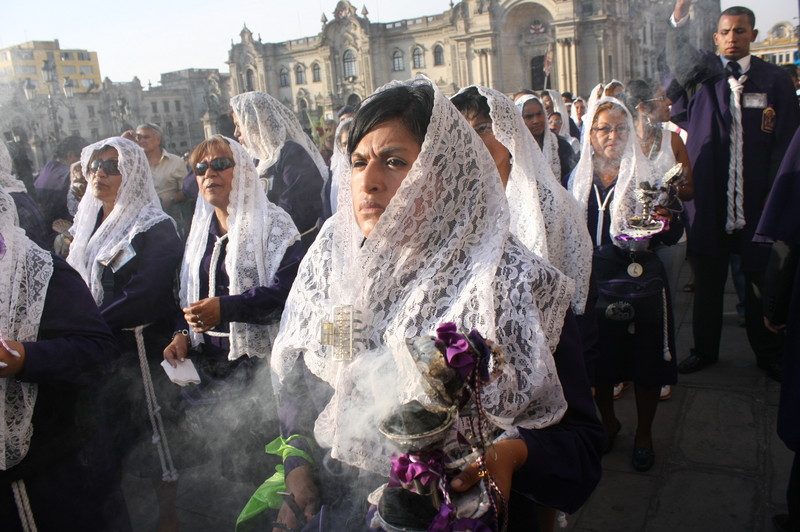 Las sahumadoras, mujeres que rinden culto a la imagen del Señor de los Milagros con mucha devoción