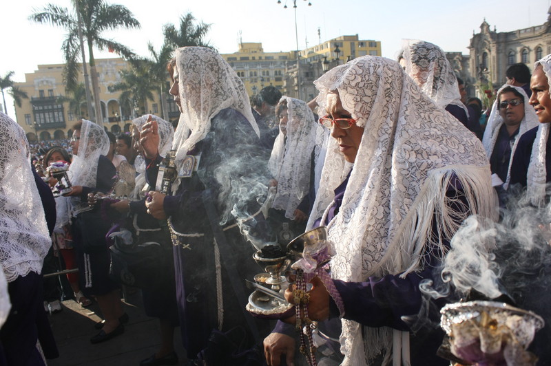 Las sahumadoras, mujeres que rinden culto a la imagen del Señor de los Milagros con mucha devoción